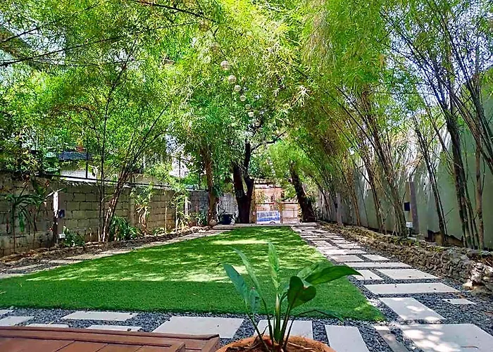 Отель Silong: The Modern Bahay Kubo Манила